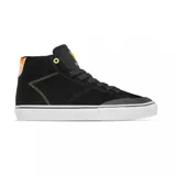 Championes de skate Emerica modelo Omen Hi, colaboración con OJ Wheels. Diseño de caña media en color negro, confeccionados en gamuza con costuras en contraste color amarillo neón. Presentan suela de goma blanca vulcanizada, detalle de parche naranja en el talón y ojal superior en amarillo.
