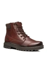 Borcegos de hombre marca Pegada color tostado, con cordones al tono, cuello de tejido marrón y suela track. Presenta detalle de inscripción en el lateral.