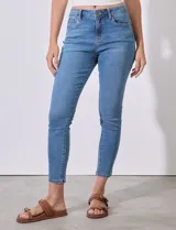 Jean elastizado skinny al tobillo y tiro alto, color azul.