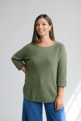 Sweater de tejido de punto color verde seco, con escote redondo y mangas tres cuartos con dobladillo.