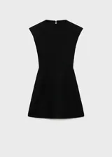 Vestido corto negro con cuello perkins y diseño sin mangas. Presenta un corte entallado en la parte superior con hombros estructurados y una falda con ligero vuelo.