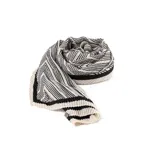 Pashmina de textura plisada con diseño de rayas horizontales y verticales en color beige y negro.