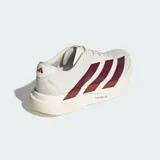 Championes de running Adidas Adizero Evo SL, color blanco con las icónicas tres tiras en color bordó. Presentan una mediasuela LightstrikePro superligera para una amortiguación dinámica y suela de caucho para mayor tracción.