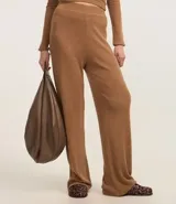 Pantalón de corte recto y tiro alto, confeccionado en tejido de punto texturizado con acabado suave. Presenta cintura fija y diseño de pierna ligeramente ancha.
