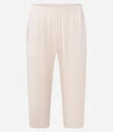 Conjunto de pijama color crema, compuesto por una blusa de manga corta con cuello en V y abotonado delantero, y un pantalón capri con cintura elástica.