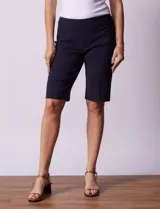 Bermuda de gabardina elastizada color negro, marca Zac & Rachel.