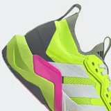 Championes de training Adidas Rapidmove ADV 2, color amarillo neón con detalles en gris oscuro y rosa fucsia. Presentan tres franjas blancas laterales, amortiguación Lightstrike Pro y sistema Torsion System.