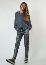 Pantalón plateado con elástico en la cintura y cordón ajustable, de corte ajustado y acabado laminado metalizado.