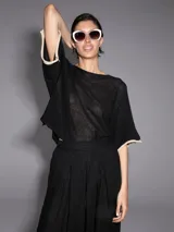 Sweater negro de tejido de punto calado, con mangas cortas amplias y detalle de lurex en los bordes color crudo.