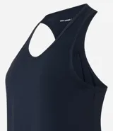 Musculosa deportiva de corte nadador, color amarillo claro, confeccionada en microfibra con textura perforada. Presenta escote en U y diseño holgado con pliegue en la espalda.