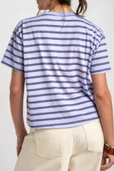 Remera de algodón peinado con diseño de rayas horizontales en tonos lavanda y violeta oscuro, de manga corta y corte clásico.