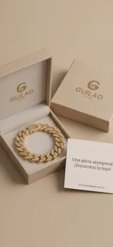 Pulsera tipo eslabón cubano de acero con baño de oro y engarzado de circonias en micropavé.