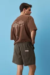 Short de gabardina color beige con calce relajado, cintura elástica con cordón ajustable y largo a mitad de muslo.