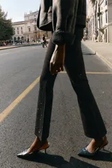 Leggings de tiro alto con corte acampanado, confeccionados en tejido negro con detalle de abalorios brillantes distribuidos por toda la prenda.
