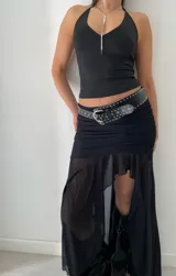 Top negro con escote halter y espalda descubierta.