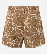 Short color marrón con estampado abstracto en blanco, texturizado, con trabillas en la cintura y cierre tradicional.