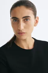Remera entallada de manga larga con cuello redondo, confeccionada en punto de algodón suave de color negro.