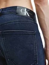 Jeans skinny de denim azul oscuro, tiro bajo, con cinco bolsillos y cierre de cremallera. Confeccionado con algodón reciclado y elastano.