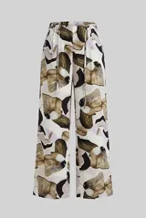 Pantalón de corte ancho, tiro medio, con cintura elástica ajustable mediante cordón y bolsillos laterales, con diseño estampado de pétalos en tonos beige, marrón y negro.