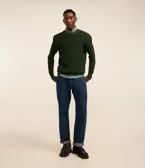 Suéter masculino de cuello redondo y manga larga, confeccionado en tejido de malla con textura de cuadros grid. Presenta un diseño minimalista y versátil, ideal para diversas ocasiones.