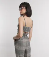 Top cropped con breteles finos y estampa de cuadros.