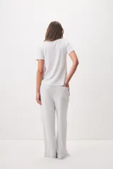 Pantalón gris melange de pernera ancha, tiro medio, con cintura elástica y cordón ajustable.