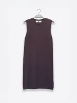 Minivestido ajustado de tejido de punto color rosa, sin mangas y cuello redondo.