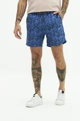 Short de baño con estampado floral en tonos azules, cintura elástica con cordón ajustable, bolsillos laterales y bolsillo trasero.