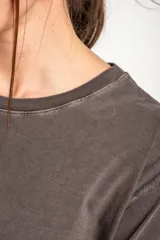 Remera oversize de algodón lavado, color marrón, de manga corta y cuello redondo.