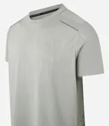 Remera deportiva de hombre con tecnología Dry, cuello redondo y mangas cortas. Presenta un diseño con estampa sutil tipo heat print y detalles de líneas en los hombros.