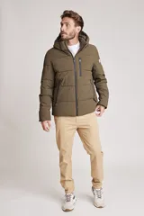 Pantalón chino color beige, de corte recto y tiro medio.