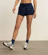 Bermuda deportiva tipo runner, color verde menta, confeccionada en microfibra con cintura elástica. Tiene un corte holgado y bajo redondeado.