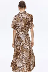 Vestido midi con cuello camisero, botonadura frontal y mangas cortas, con estampado de leopardo, elástico en la cintura y cinturón extraíble para atar.