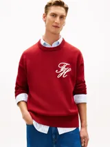 Sweater de punto grueso color rojo con cuello redondo, puños y bajo acanalados, y un distintivo logo bordado en el pecho.