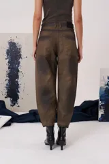 Jean de tiro medio con fit relajado y silueta holgada. Presenta un diseño de corte tipo slouchy con terminaciones levemente fruncidas en el bajo, en color negro lavado.