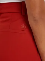 Pantalón de vestir rojo de corte recto con pinzas en la cintura.