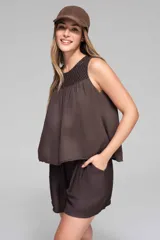 Short negro de tela liviana con textura suave, cintura elastizada y bolsillos laterales.