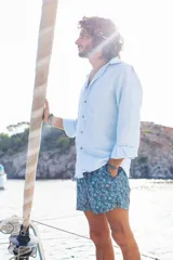 Camisa de lino de manga larga, con cuello clásico y cierre frontal de botones de coco natural. Presenta un diseño ligero y fresco, ideal para climas cálidos.