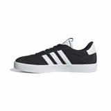 Championes Adidas modelo VL Court, de diseño urbano inspirado en el skate. Presentan una parte superior de gamuza en color negro con las icónicas tres bandas laterales en blanco y suela de caucho vulcanizado blanca.