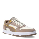 Championes Puma modelo Game Low SD, de estilo retro con bloques de color. Presentan una combinación de cuero sintético blanco y detalles en gamuza gris claro, con la icónica franja lateral de Puma en un tono gris azulado. Cuentan con plantilla SOFTFOAM+ para mayor amortiguación y suela de goma resistente.