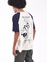 Remera de mangas cortas ranglan, color crudo con mangas azul marino y estampado frontal con la palabra "goofy" en cursiva.