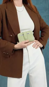 Tarjetero compacto tipo abanico con cierre perimetral y solapa frontal con broche a presión. Cuenta con múltiples ranuras para tarjetas y está confeccionado en material símil cuero con textura granulada.