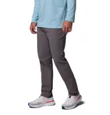 Pantalón chino Columbia modelo Roc Chino Pant, color gris, de corte recto con trabillas para cinturón, bolsillos inclinados y bolsillo lateral con cierre de cremallera.