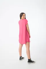 Vestido corto de algodón color fucsia, corte recto y mangas cortas.