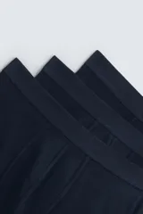 Pack de tres calzoncillos tipo bóxer azul marino de algodón con cintura elástica.