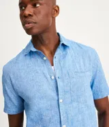 Camisa de hombre de manga corta confeccionada en mezcla de lino y algodón. Presenta un calce comfort, cuello camisero, cierre frontal con botones y un bolsillo en el pecho. Marca Marfinno.