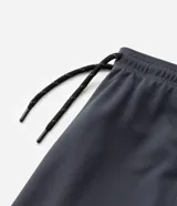 Bermuda deportiva masculina de color azul marino, con cintura elástica y cordón ajustable, bolsillos laterales con cierre y tecnología Dry para mayor transpirabilidad.
