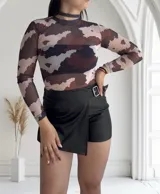 Body de tul traslúcido con estampado abstracto en tonos marrones, beige y blanco.