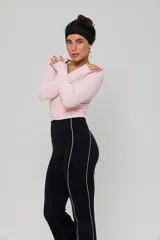 Top deportivo de manga larga en color rosa claro, con diseño cruzado tipo ballet y escote en V. Confeccionado en tejido elástico y ligero.