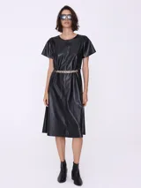 Vestido midi negro de cuero sintético con escote redondo, mangas cortas y cinturón de cadena dorada.